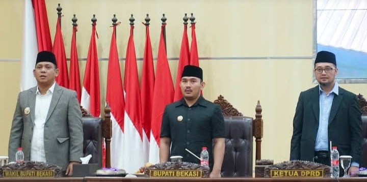 Bupati Bekasi, Ade Kuswara Kunang Bersama Wakil Bupati, Asep Surya Atmaja Menghadiri Rapat Paripurna DPRD Kabupaten Bekasi