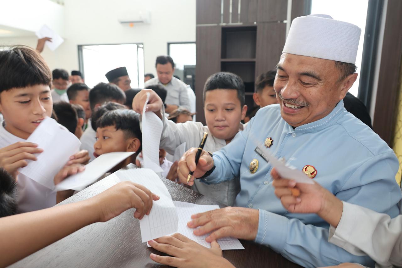 Momen Siswa Antusias Minta Tandatangan Wawali Harris Bobihoe Hingga Titip Salam Buat Presiden Prabowo
