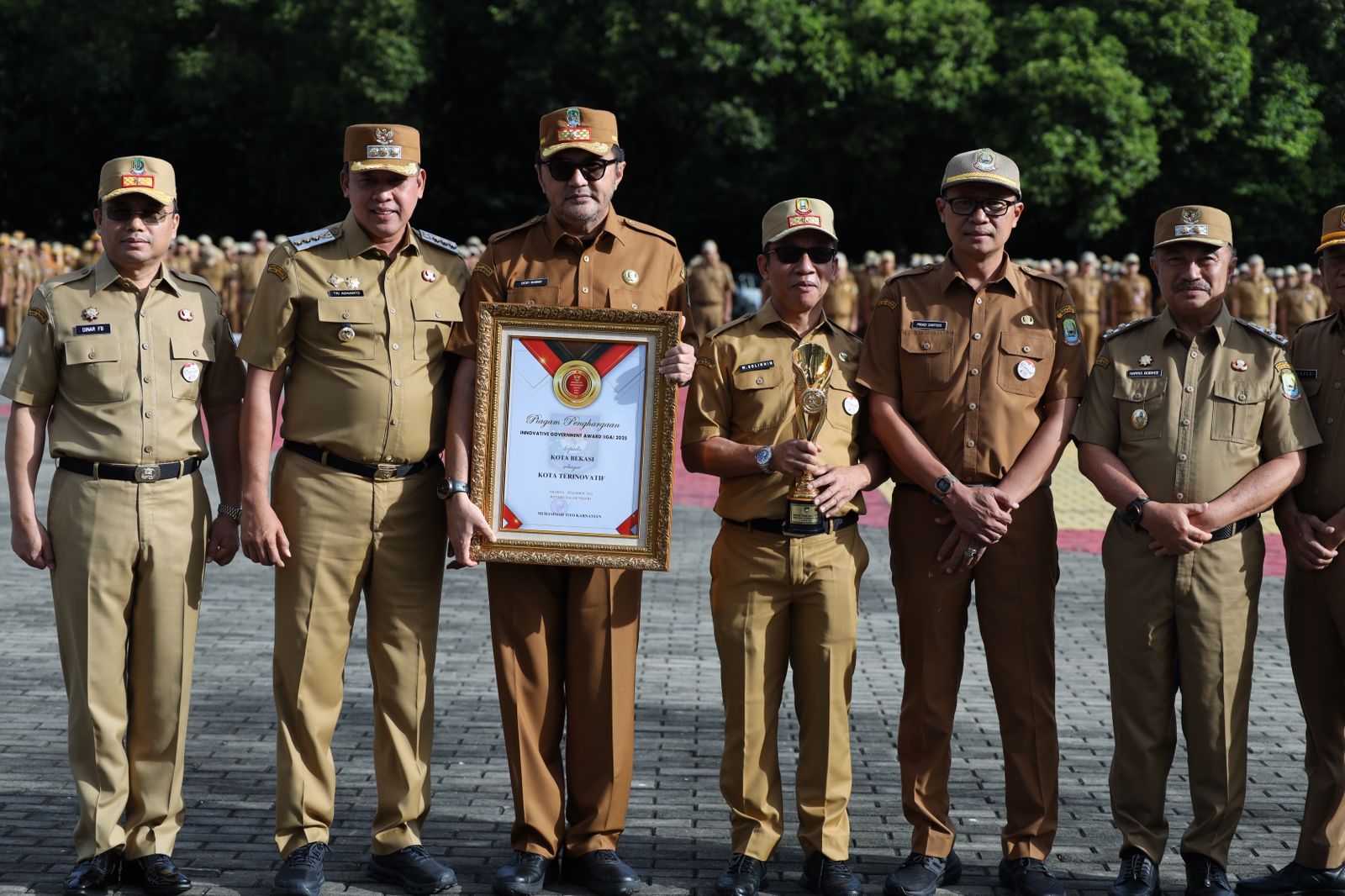 Wali Kota Bekasi Pimpin Apel Pagi dan Serahkan Sejumlah Penghargaan
