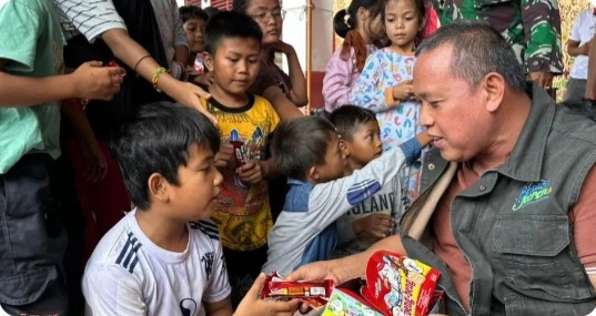 Hadir di Sumbar, Tri Adhianto Serahkan Bantuan sambil berkoordinasi dengan KDM