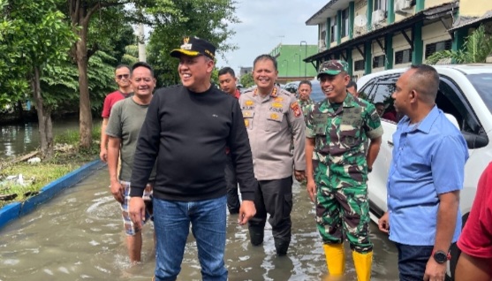 Tinjau Empat Titik Banjir di Bekasi Timur, Wali Kota Bekasi Takziah Korban Meninggal Terseret Arus