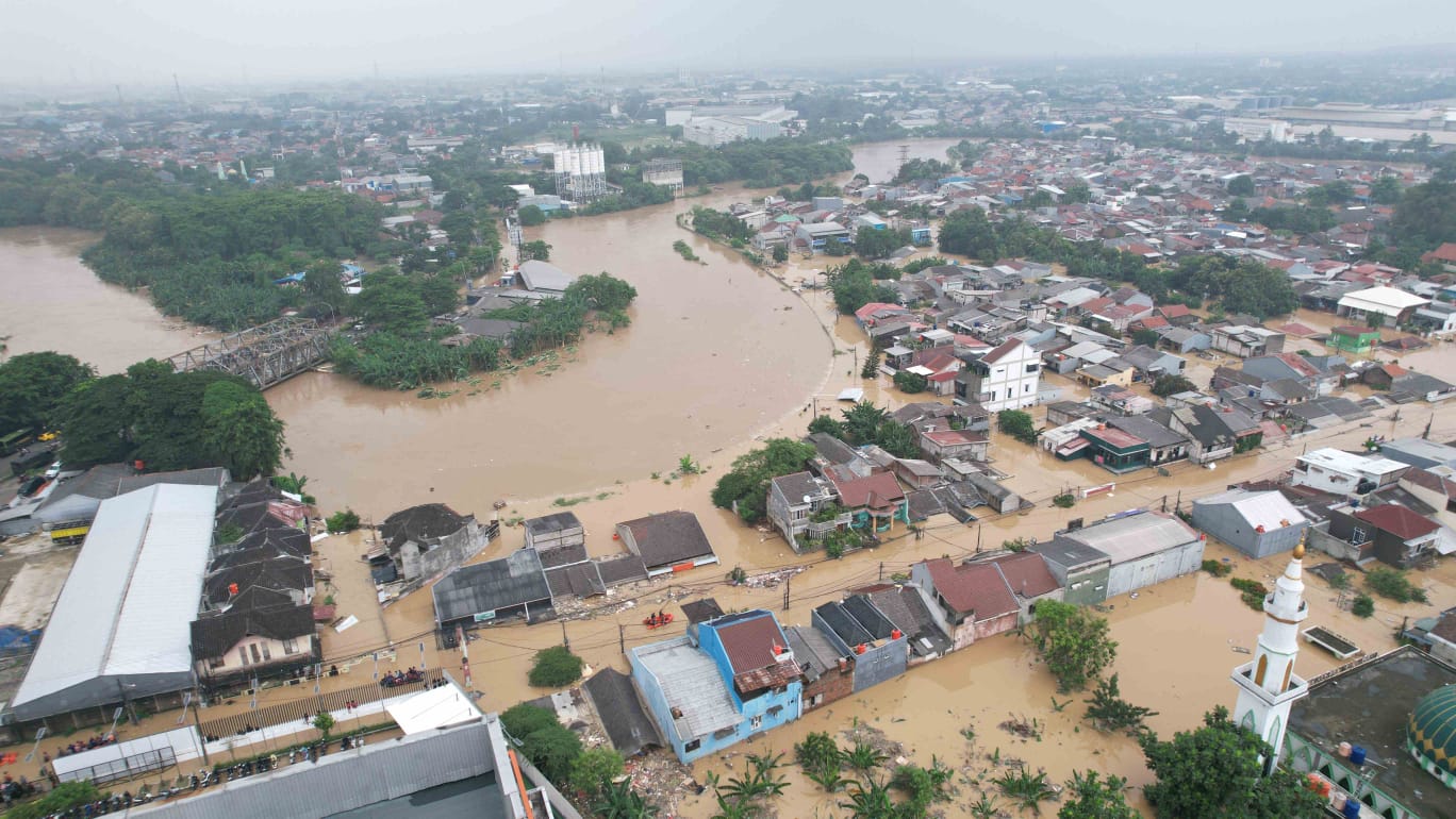 Dinas Kesehatan Kabupaten Bekasi Beri Pelayanan Kesehatan Full 24 Jam Bagi Warga Terdampak Banjir