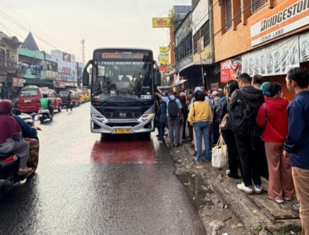 Imbas Gangguan KRL, Ribuan Penumpang Serbu Trans Wibawamukti di Cikarang