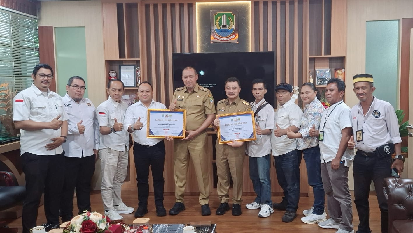 Panitia HPN Bekasi Raya 2026 Serahkan Piagam Penghargaan dan Laporan Kegiatan Kepada Walikota Bekasi