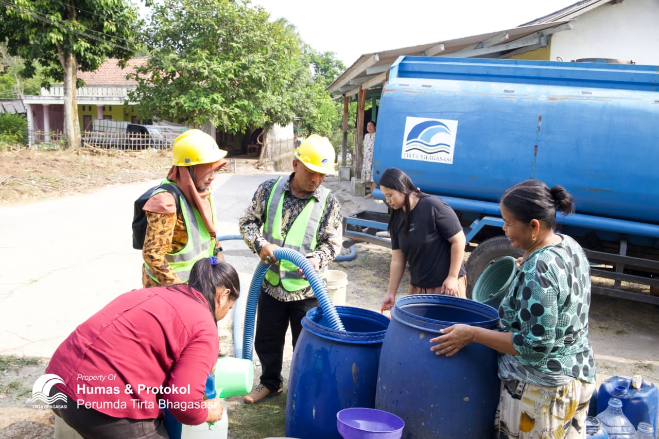 Perumda Tirta Bhagasasi Intensifkan Distribusi Air Bersih Serta Perkuat Layanan di Tengah Musim Kemarau Perumda Tirta Bhagasasi Intensifkan Distribusi Air Bersih Serta Perkuat Layanan di Tengah Musim Kemarau