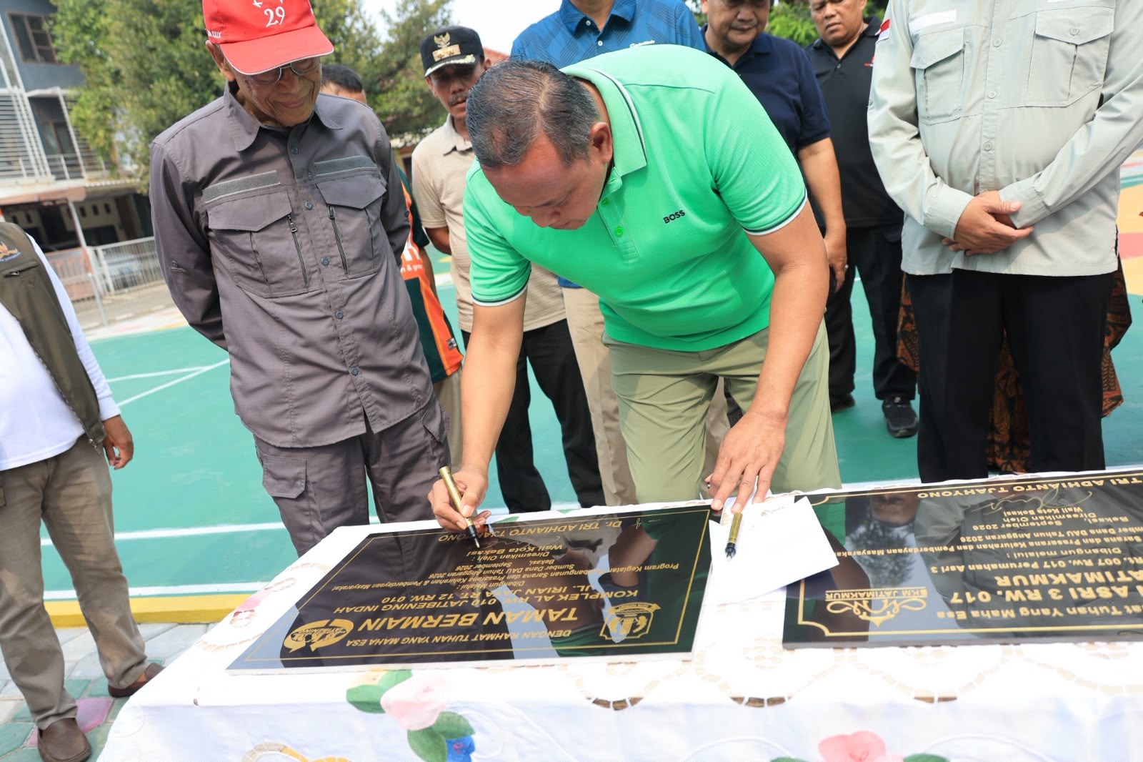 Wali Kota Bekasi Resmikan Taman Asri 3 dan Taman Bahagia RW 17, Beri Ruang Terbuka Hijau Bagi Warga Wali Kota Bekasi Resmikan Taman Asri 3 dan Taman Bahagia RW 17, Beri Ruang Terbuka Hijau Bagi Warga