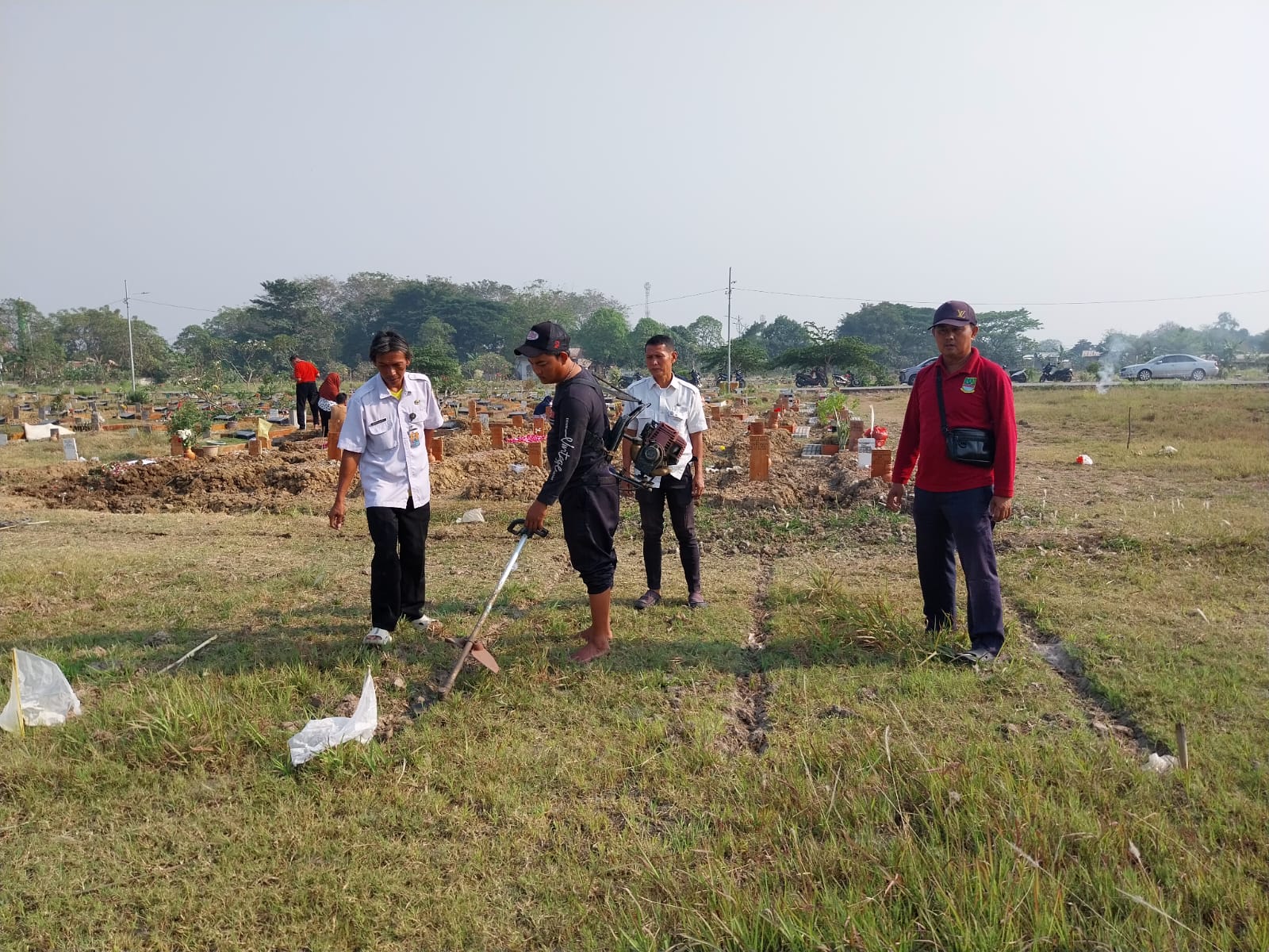 DARI YANG TERLUPAKAN MENJADI KEBANGGAAN : GOTONG ROYONG TPU WANAJAYA CIBITUNG YANG BERSIH DAN RAPIH