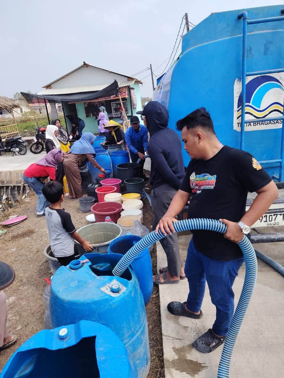 Jumat Berkah, Perumda Tirta Bhagasasi Salurkan Air Bersih untuk Warga Terdampak Kekeringan