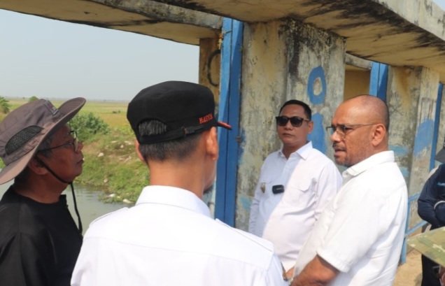 Menteri PU Sidak Sawah Kekeringan di Pebayuran, Plt Bupati Bekasi Sebelumnya Kebut Normalisasi Irigasi Menteri PU Sidak Sawah Kekeringan di Pebayuran, Plt Bupati Bekasi Sebelumnya Kebut Normalisasi Irigasi