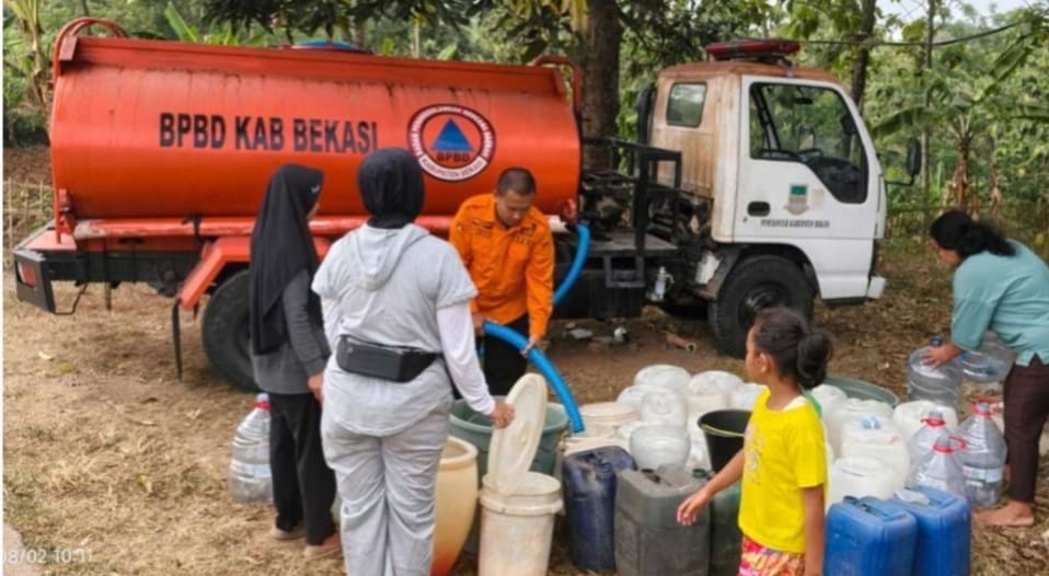 BPBD Kabupaten Bekasi Kolaborasi Salurkan Bantuan 12,8 Juta Liter Air Bersih Untuk Warga Berdampak Kekeringan BPBD Kabupaten Bekasi Kolaborasi Salurkan Bantuan 12,8 Juta Liter Air Bersih Untuk Warga Berdampak Kekeringan