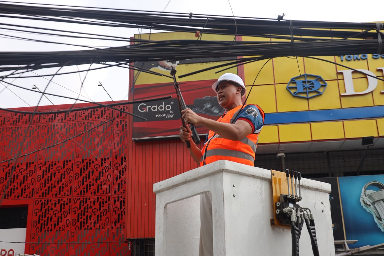 Walikota Tri Adhianto Naik Skylift, Potong Kabel Udara Targetkan Penataan Ducting 3 Tahun Selesai Walikota Tri Adhianto Naik Skylift, Potong Kabel Udara Targetkan Penataan Ducting 3 Tahun Selesai