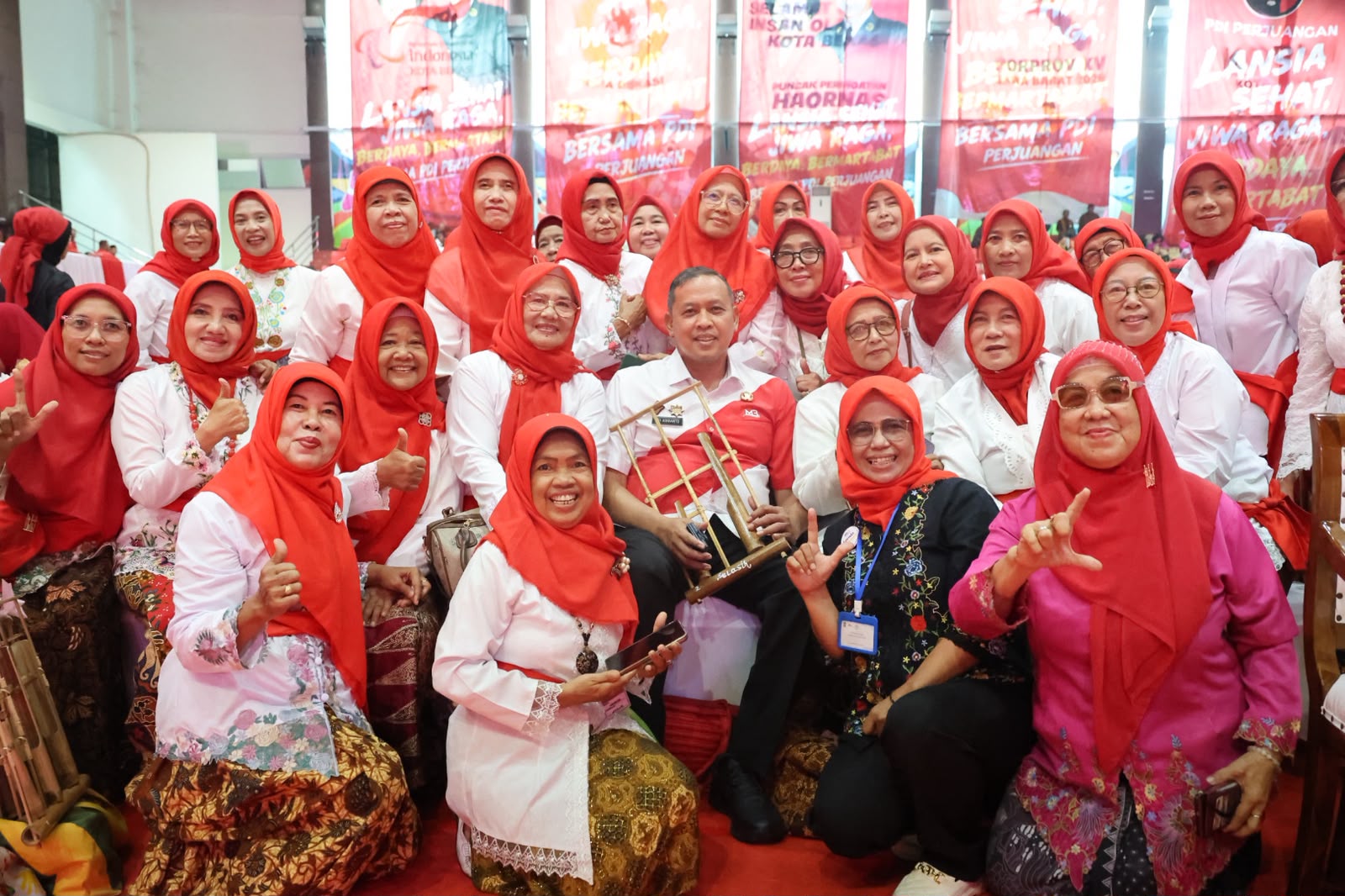 Hari Lansia Sedunia di Bekasi, 1.500 Lansia Ikut Fashion Show hingga Tampil Bermain Angklung Hari Lansia Sedunia di Bekasi, 1.500 Lansia Ikut Fashion Show hingga Tampil Bermain Angklung