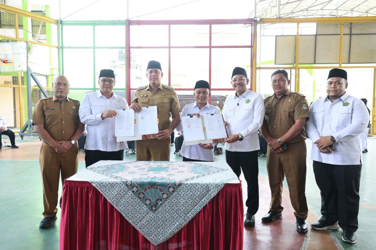 Hibah Aset Daerah Rp2,7M, Wali Kota Bekasi Serah Terima Kepada Kemenag Kota Bekasi Hibah Aset Daerah Rp2,7M, Wali Kota Bekasi Serah Terima Kepada Kemenag Kota Bekasi