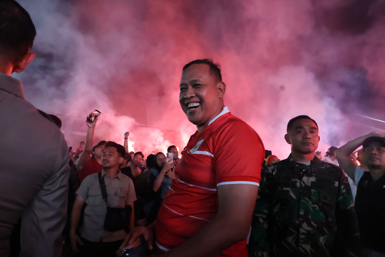 Saksikan Timnas Juara Bareng Warga, Tri Adhianto Bagi-Bagi Doorprize Saksikan Timnas Juara Bareng Warga, Tri Adhianto Bagi-Bagi Doorprize